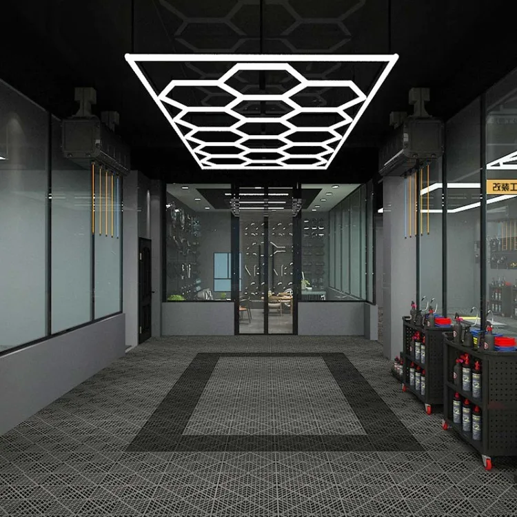 Corredor de showroom com iluminação hexagonal no teto
