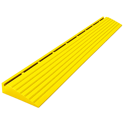 Rampa de transição para piso modular na cor amarelo