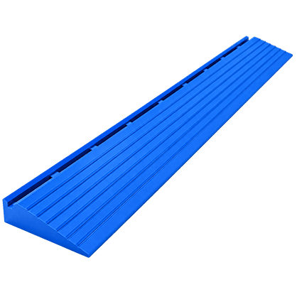 Rampa de transição para piso modular na cor azul