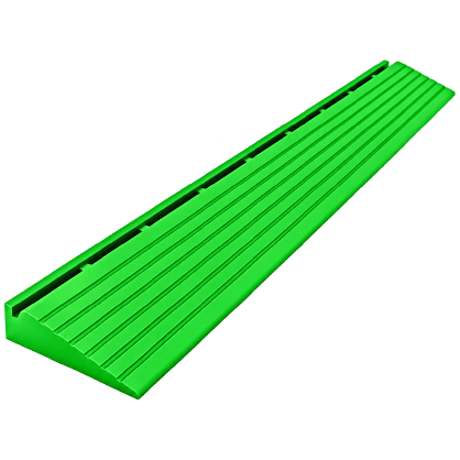 Rampa de transição para piso modular na cor verde