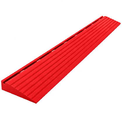 Rampa de transição para piso modular na cor vermelho